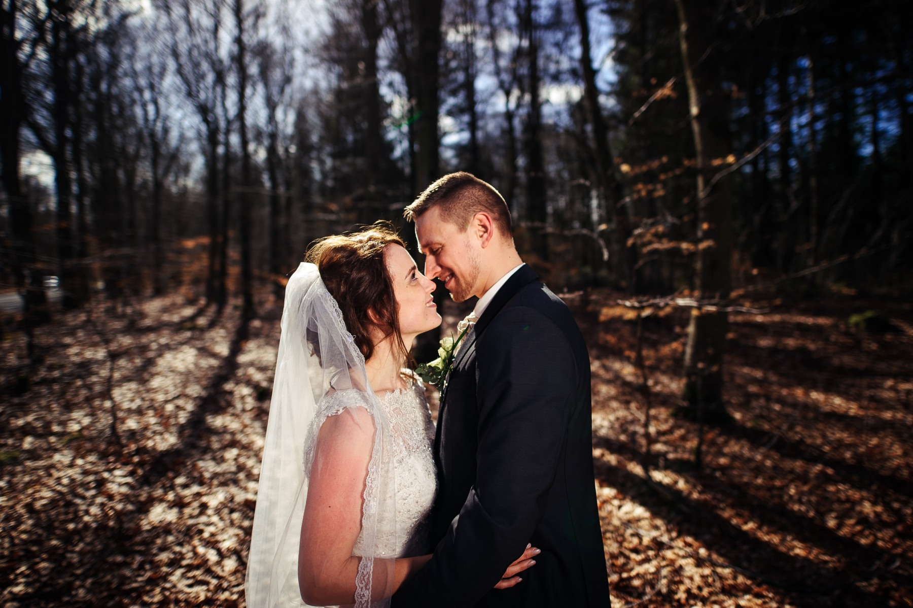 Brudepar kysser i skoven