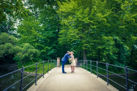 Brudepar kysser på bro i park. København